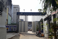  Dự án La Cosmo Residences được quây tôn kín bên ngoài. Ảnh: Việt Dũng.