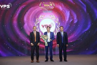 Ông Lý Đắc Dũng - Giám đốc Khối Tư vấn Đầu tư VPS (giữa), đại diện VPS nhận giải thưởng Dịch vụ Môi giới Tài chính tiêu biểu 2024