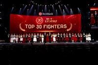 30 cán bộ nhân viên có thành tích kinh doanh xuất sắc nhất được vinh danh tại buổi lễ.