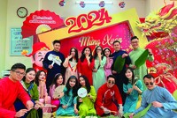 13 năm qua, chúng tôi đã chia sẻ với nhau những niềm vui, nỗi buồn, sát cánh cùng nhau phát triển (tác giả đứng thứ 4 từ phải sang).