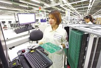 Sản xuất vi mạch của Công ty SPARTON (Mỹ) tại Bình Dương. Ảnh: Lê Toàn.