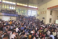 Những phiên đấu giá đất gần đây thu hút lượng lớn người quan tâm.