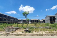 Nhiều dự án nhà phố, biệt thự liền kề ven sông Cổ Cò bị bỏ hoang kéo dài.