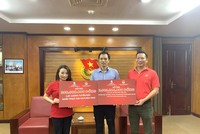 Đại diện SABECO trao bảng hỗ trợ khắc phục hậu quả do bão Yagi cho đại diện Trung ương Đoàn. Ước tính tổng giá trị hỗ trợ hơn 4,2 tỷ đồng dành cho 6 tỉnh.