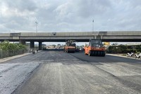 Thi công đoạn cao tốc Bến Lức - Long Thành đoạn qua TP.HCM - Ảnh: Lê Quân.