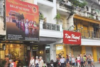 Nhiều mặt bằng cho thuê trên đường Lê Lợi vẫn đóng kín.