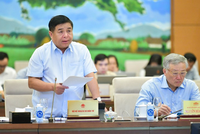 Bộ trưởng Bộ Kế hoạch và Đầu tư Nguyễn Chí Dũng trình bày tờ trình dự án luật.