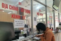 Tiền sử dụng đất tăng vọt càng chồng thêm gánh nặng cho doanh nghiệp.