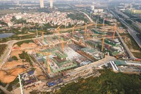 Nguồn cung căn hộ mới tại Hà Nội trong năm tới vẫn chủ yếu là phân khúc cao cấp và hạng sang (Trong ảnh: Công trường xây dựng dự án Lumi Hà Nội).