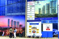 Khách hàng đến tận công trình kiểm tra tiến độ dự án tại TP. Thủ Đức, TP.HCM. Ảnh: Lê Toàn.