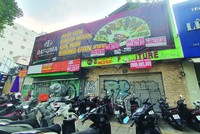 Nhiều ngôi nhà phố miệt mài rao cho thuê từ lâu vẫn không có khách. Ảnh: Lê Toàn.