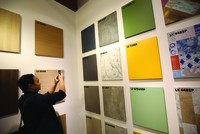 Khách hàng đang có quá nhiều lựa chọn từ hàng ngoại giá rẻ. Ảnh: Dũng Minh.