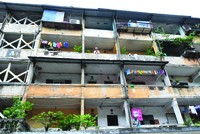 Hà Nội hiện có hàng ngàn chung cư cũ, nhà tập thể cần được cải tạo, xây mới. Ảnh: Dũng Minh.