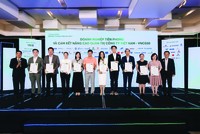 Nhựa Tiền Phong (Tổng giám đốc Chu Văn Phương - mặc áo cam) được vinh danh tại Diễn đàn thường niên về quản trị công ty năm 2024 do VIOD tổ chức.