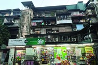 Không chỉ để ở, nhiều người tìm mua nhà tập thể tầng 1 mở cơ sở kinh doanh. Ảnh: Hùng Cường.