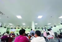 Nhiều người chờ làm việc với văn phòng đăng ký đất đai ngay sau kỳ nghỉ Tết Nguyên đán. Ảnh: Việt Dũng.