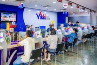 Khách hàng tấp nập giao dịch tại các điểm kinh doanh ngân hàng số Vikki
