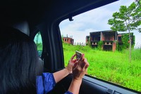 Nhà đầu tư đi săn bất động sản. Ảnh: Việt Dũng