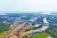 Quỹ đất ven các dự án hạ tầng rất dồi dào. Ảnh: Lê Toàn.