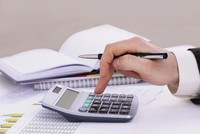 Các cơ quan, đơn vị phải lập biên bản bàn giao, tiếp nhận giữa các bên, kể cả các khoản nợ phải thu, phải trả (nếu có).