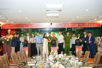 Bà Phùng Nguyễn Hải Yến - Phó tổng giám đốc Vietcombank (thứ ba từ trái sang) tham gia Lễ công bố triển khai thí điểm “Cổng ký số từ xa tập trung trên VNeID”.