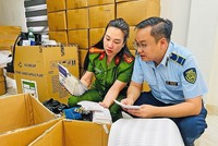 Cơ quan chức năng kiểm tra nguồn gốc xuất xứ hàng hóa. Ảnh minh họa