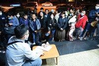 Người dân xếp hàng đăng ký mua nhà tại một dự án nhà ở xã hội. Ảnh: Dũng Minh.