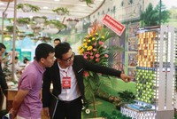 Khách hàng tìm hiểu một dự án căn hộ tại miền Trung. Ảnh: Việt Dương.