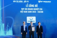 Ông Đồng Quang Thức – Giám đốc Ban ESG Tập đoàn Phenikaa, Phó tổng Giám đốc Vicostone nhận bằng khen từ chương trình.