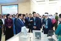 Đại diện BIDV giới thiệu với Thủ tướng Phạm Minh Chính và lãnh đạo Ngân hàng Nhà nước về những ứng dụng công nghệ tại Ngân hàng.