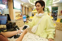 Ngân hàng số ngày càng trở nên quen thuộc với giới trẻ.