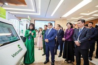 Đại diện Vietcombank, bà Đoàn Hồng Nhung, Giám đốc Khối Bán lẻ giới thiệu với Thủ tướng Chính phủ và các đại biểu tính năng đăng ký chữ ký số trên app VCB Digibank.