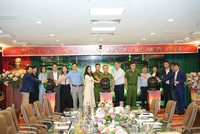 Bà Phùng Nguyễn Hải Yến, Phó tổng giám đốc Vietcombank (thứ ba từ trái sang) tham gia Lễ công bố triển khai thí điểm “Cổng ký số từ xa tập trung trên VNeID”.