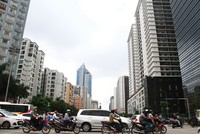 Hà Nội đang chịu áp lực lớn từ nhu cầu nhà ở khi dân số đô thị liên tục tăng nhanh. Ảnh: Bình Minh.