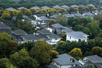 Đánh thuế chuyển nhượng bất động sản sẽ hạn chế tình trạng đầu cơ, “lướt sóng” nhà đất. Ảnh: Dũng Minh.