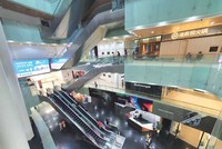 Quang cảnh vắng vẻ tại một trung tâm thương mại ở bên ngoài khu trung tâm. Ảnh: Lê Toàn.