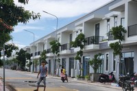 Dãy phố dài vắng vẻ tại khu nhà ở xã hội Richhome 3. Ảnh: Việt Dũng.