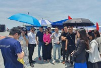 “Điểm nóng” Cần Giờ mỗi ngày hút hàng trăm nhà đầu tư, môi giới địa ốc tìm kiếm cơ hội. Ảnh: Lê Toàn. 