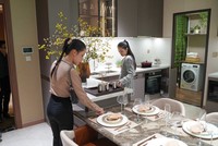 Khách hàng đi xem nhà mẫu tại 1 dự án ở TP.HCM. Ảnh: Việt Dũng.