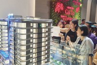 Khách hàng chọn mua căn hộ tại một dự án ở khu Nam TP.HCM. Ảnh: Lê Toàn.