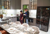 Khách hàng tham quan căn hộ mẫu tại một dự án cao cấp ở quận 2 cũ. Ảnh: Việt Dũng.