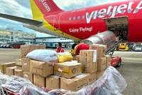 Hàng trăm thùng hàng cứu trợ của người dân cả nước được Vietjet vận chuyển đến vùng bão lũ những ngày qua.