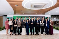 Khách mời và đại diện UPSC chụp hình lưu niệm tại sự kiện Dealmakers Forum 2025.