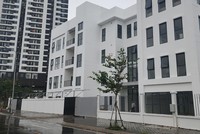 Công trình trường học mới tinh nằm ngay cổng dự án, nhưng chưa được đưa vào sử dụng. Ảnh: Dũng Minh.