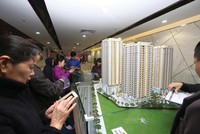 Người mua sẽ phải cân nhắc việc vay mua nhà khi lãi suất tăng. Ảnh: Dũng Minh.