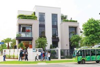 Phân khúc nhà ở riêng lẻ vẫn duy trì sức hút. Trong ảnh: Khách hàng đi xem nhà tại Đồng Nai.