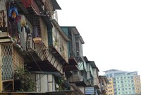 Hà Nội có tới 1.579 tòa nhà tập thể cũ, nhưng hiện chỉ khoảng 2% trong số đó được cải tạo, xây mới. Ảnh: Dũng Minh.