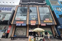 Tại nhiều tuyến phố trung tâm TP.HCM, không khó bắt gặp những mặt bằng cho thuê bỏ trống nhiều tháng. Ảnh: Lê toàn.