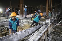 Công nhân thi công xuyên đêm tại đại dự án Aqua City Đồng Nai. Ảnh: Việt Dũng.