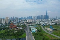 Người có đất ở bị thu hồi phải di chuyển chỗ ở nhưng tiền bồi thường đất thấp hơn giá trị một suất tái định cư tối thiểu, Nhà nước sẽ hỗ trợ phần chênh lệch để người dân đủ điều kiện được bố trí tái định cư.